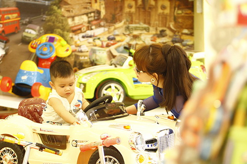 Bắt gặp Quỳnh Chi dẫn quot;cục cưngquot; đi mua sắm - 7