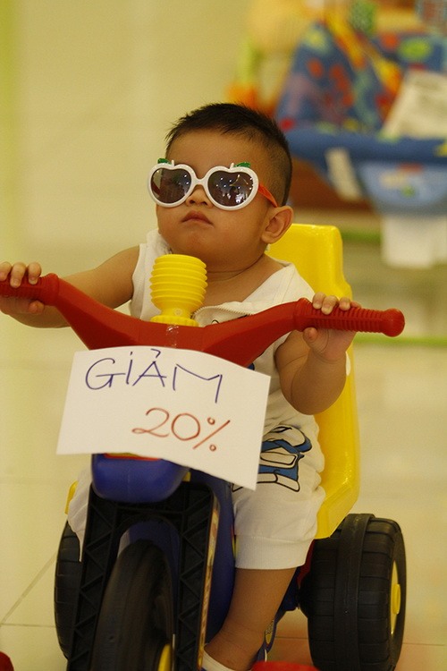 Bắt gặp Quỳnh Chi dẫn quot;cục cưngquot; đi mua sắm - 9