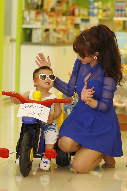 Bắt gặp Quỳnh Chi dẫn quot;cục cưngquot; đi mua sắm - 10