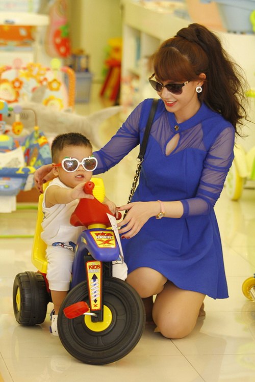 Bắt gặp Quỳnh Chi dẫn quot;cục cưngquot; đi mua sắm - 11