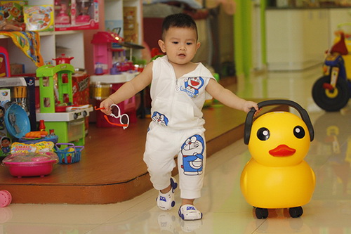 Bắt gặp Quỳnh Chi dẫn quot;cục cưngquot; đi mua sắm - 12