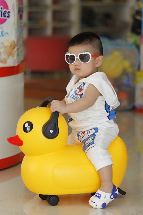 Bắt gặp Quỳnh Chi dẫn quot;cục cưngquot; đi mua sắm - 13