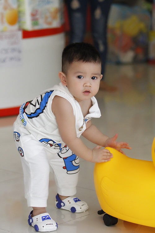 Bắt gặp Quỳnh Chi dẫn quot;cục cưngquot; đi mua sắm - 14