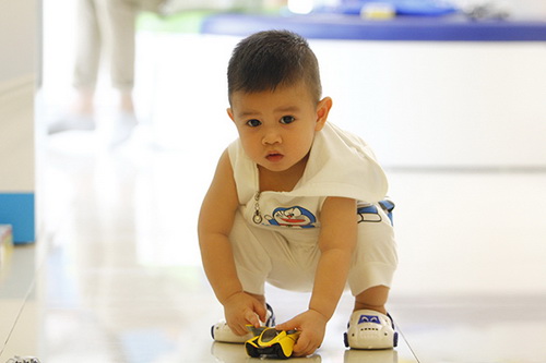 Bắt gặp Quỳnh Chi dẫn quot;cục cưngquot; đi mua sắm - 16