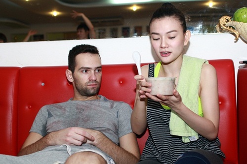 Thu Thủy ân cần đút cháo cho bạn nhảy - 1