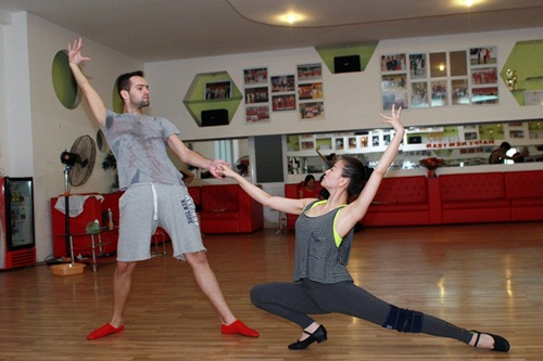 Thu Thủy ân cần đút cháo cho bạn nhảy - 10