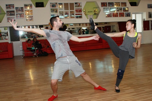 Thu Thủy ân cần đút cháo cho bạn nhảy - 7