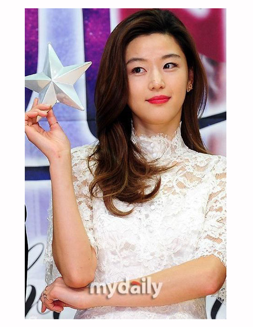 Học sao nữ diện ren trắng tinh khôi - 1