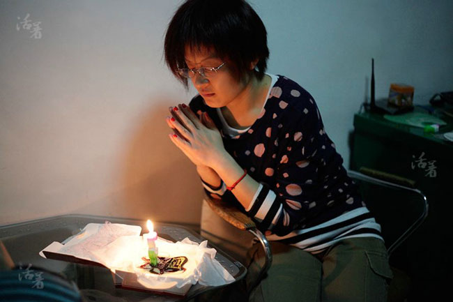 Sinh nhật tuổi 33 một mình, Lu Thanh tự thắp nên và ước cho một tình yêu mới sẽ đến với cô. 
