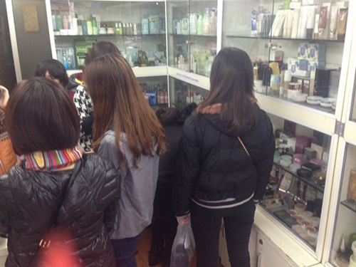 8-3: Phái nữ Hà Nội đội mưa mua mỹ phẩm - 3