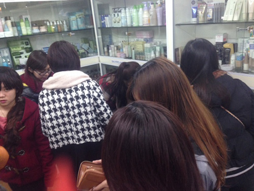 8-3: Phái nữ Hà Nội đội mưa mua mỹ phẩm - 2