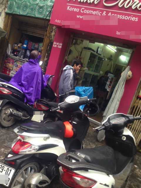 8-3: Phái nữ Hà Nội đội mưa mua mỹ phẩm - 1