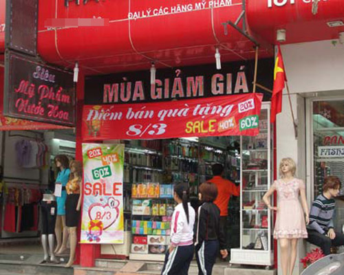 8-3: Phái nữ Hà Nội đội mưa mua mỹ phẩm - 4