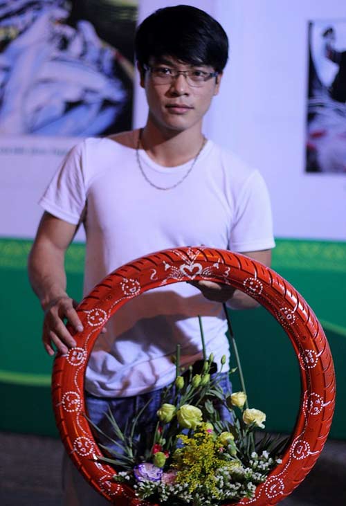 Độc đáo lẵng hoa làm từ vỏ xe gắn máy giữa SG - 1