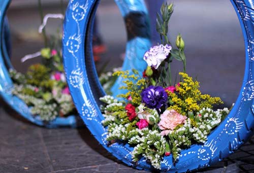 Độc đáo lẵng hoa làm từ vỏ xe gắn máy giữa SG - 2