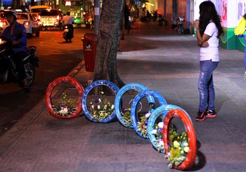 Độc đáo lẵng hoa làm từ vỏ xe gắn máy giữa SG - 3