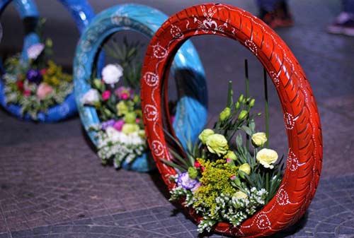 Độc đáo lẵng hoa làm từ vỏ xe gắn máy giữa SG - 4