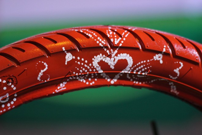 Độc đáo lẵng hoa làm từ vỏ xe gắn máy giữa SG - 5