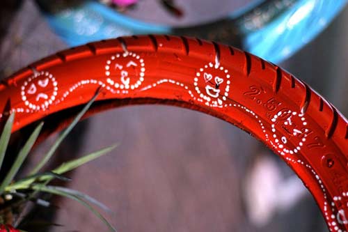 Độc đáo lẵng hoa làm từ vỏ xe gắn máy giữa SG - 6