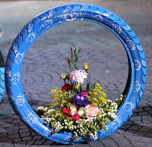 Độc đáo lẵng hoa làm từ vỏ xe gắn máy giữa SG - 7