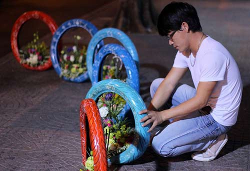 Độc đáo lẵng hoa làm từ vỏ xe gắn máy giữa SG - 8