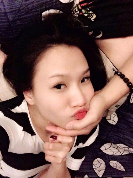 Thanh Hằng rạng rỡ khi nhận được hoa 8-3 - 7