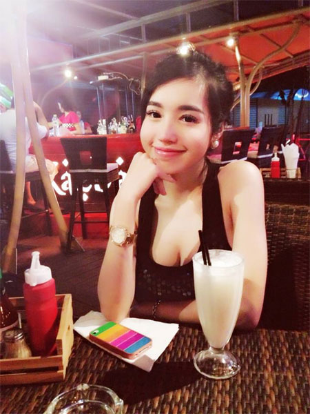 Thanh Hằng rạng rỡ khi nhận được hoa 8-3 - 6