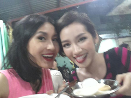 Thanh Hằng rạng rỡ khi nhận được hoa 8-3 - 2