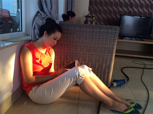 Thanh Hằng rạng rỡ khi nhận được hoa 8-3 - 9