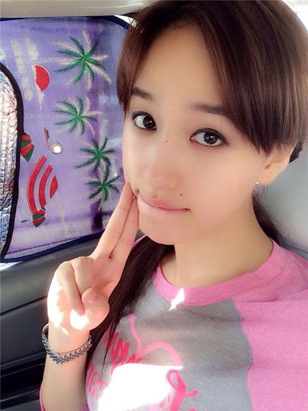 Thanh Hằng rạng rỡ khi nhận được hoa 8-3 - 12