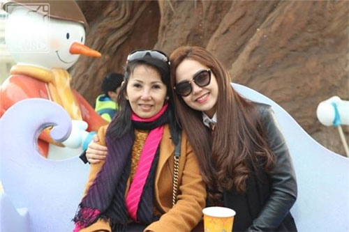 Thanh Hằng rạng rỡ khi nhận được hoa 8-3 - 10