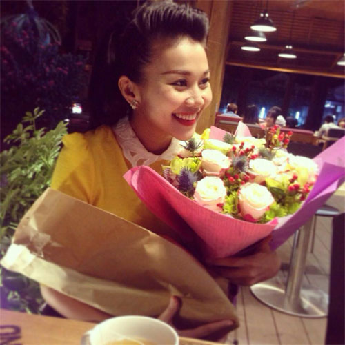 Thanh Hằng rạng rỡ khi nhận được hoa 8-3 - 1