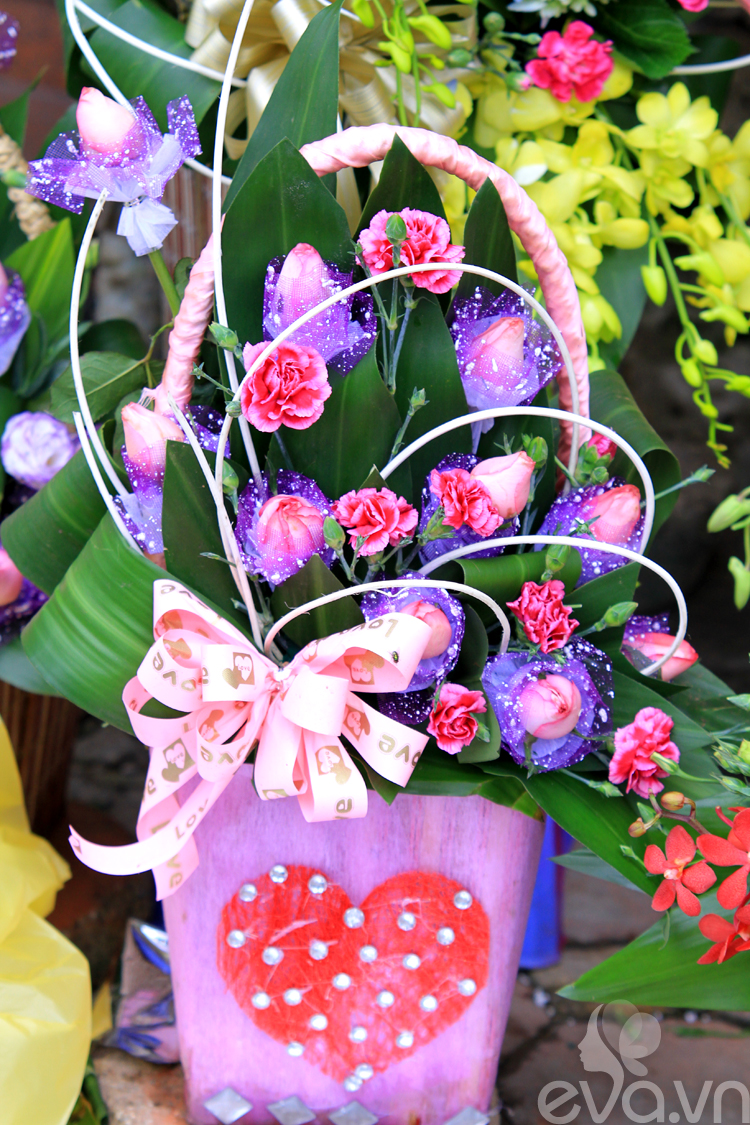 Những lãng hoa tình yêu được trang trí cầu kỳ, bắt mắt. Một chủ cửa hàng hoa trên phố Kim Mã cho biết, nhu cầu về các lẵng, bó hoa tình yêu không nhiều bằng dịp 14/2.

Bài liên quan:

3 kiểu cắm xinh, sang cho hoa Tulip

Thiệp trái tim ý nghĩa tặng mẹ ngày 8-3

8-3: Chốn ngủ thúc chàng 'trả bài' mãnh liệt

Mừng 8-3: Dốc lòng tặng mẹ nhà lung linh

8-3: Háo hức chờ chàng 'tỉa tót'

Làm hoa handmade tuyệt xinh đón 8-3

