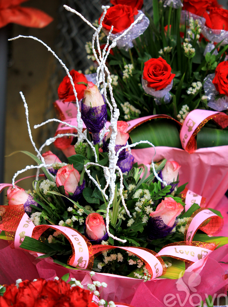 Bên cạnh hoa lãng, các bạn có thể chọn mua hoa bó với giá thành rẻ hơn từ 20 - 30%.

Bài liên quan:

3 kiểu cắm xinh, sang cho hoa Tulip

Thiệp trái tim ý nghĩa tặng mẹ ngày 8-3

8-3: Chốn ngủ thúc chàng 'trả bài' mãnh liệt

Mừng 8-3: Dốc lòng tặng mẹ nhà lung linh

8-3: Háo hức chờ chàng 'tỉa tót'

Làm hoa handmade tuyệt xinh đón 8-3
