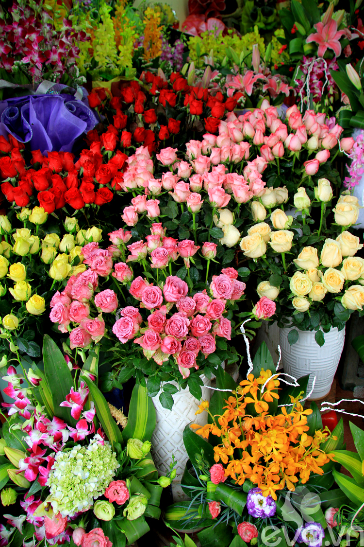 Hiện tại thì giá một số các loại hoa đang nhích lên từng ngày, một bông hồng bình thường có giá khoảng 7 - 10 nghìn đồng, còn đối với hoa hồng Đà Lạt có giá khoảng 45 - 50 nghìn đồng/bông, hoa ly 70 - 90 nghìn đồng/cành; hoa lan tùy loại có giá giao động từ 50 nghìn đồng đến 200 nghìn đồng/bó…

Bài liên quan:

3 kiểu cắm xinh, sang cho hoa Tulip

Thiệp trái tim ý nghĩa tặng mẹ ngày 8-3

8-3: Chốn ngủ thúc chàng 'trả bài' mãnh liệt

Mừng 8-3: Dốc lòng tặng mẹ nhà lung linh

8-3: Háo hức chờ chàng 'tỉa tót'

Làm hoa handmade tuyệt xinh đón 8-3
