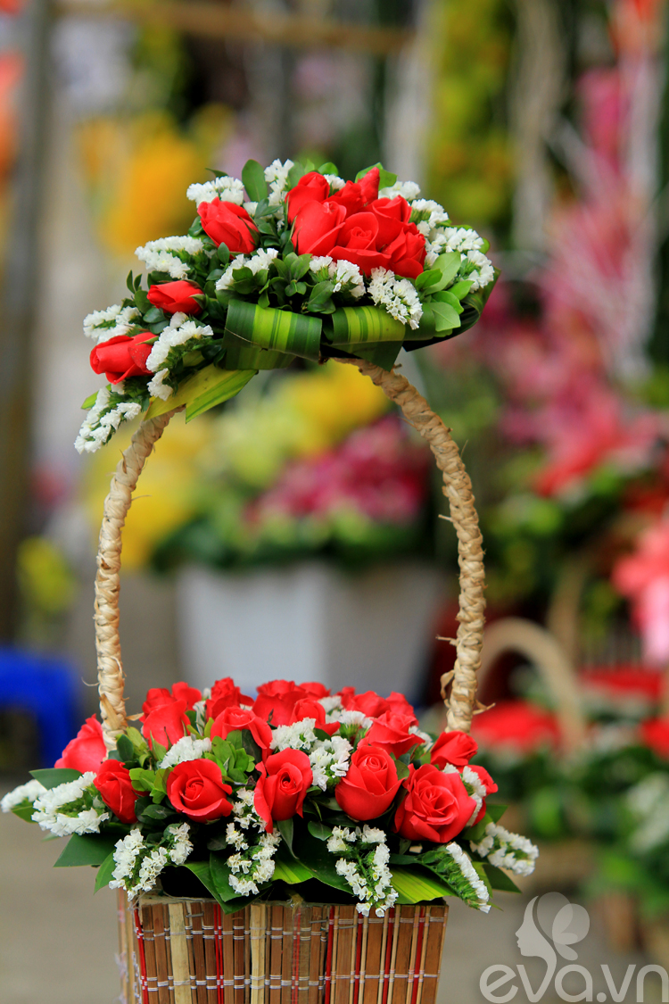 Loại giỏ hoa hồng được tìm mua nhiều nhất năm nay có giá trung bình từ 100 - 200 đồng/giỏ, tùy thuộc và kích thước và loại hoa.

Bài liên quan:

3 kiểu cắm xinh, sang cho hoa Tulip

Thiệp trái tim ý nghĩa tặng mẹ ngày 8-3

8-3: Chốn ngủ thúc chàng 'trả bài' mãnh liệt

Mừng 8-3: Dốc lòng tặng mẹ nhà lung linh

8-3: Háo hức chờ chàng 'tỉa tót'

Làm hoa handmade tuyệt xinh đón 8-3
