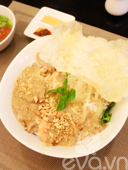 Đi ăn bún giấm nuốt Huế ở Sài Gòn - 1