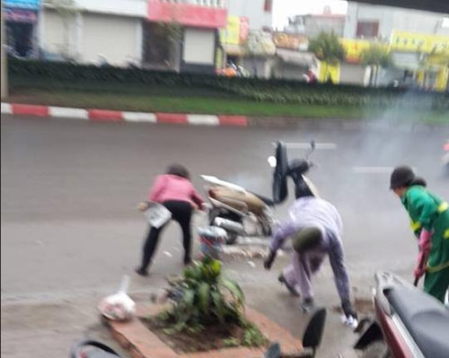 Xe Lead tự bốc cháy, 2 phụ nữ xông vào dập lửa - 1