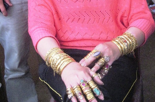 Người phụ nữ đeo vàng khắp người lên tiếng - 1