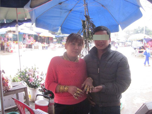 Người phụ nữ đeo vàng khắp người lên tiếng - 2