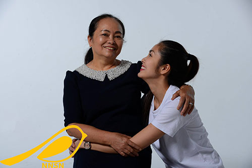 Hà Tăng khoe ảnh thân thiết bên mẹ dịp 8/3 - 2