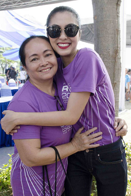 Hà Tăng khoe ảnh thân thiết bên mẹ dịp 8/3 - 3