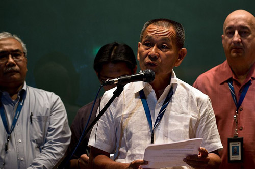 Thân nhân gào khóc chờ tin máy bay Malaysia mất tích - 11