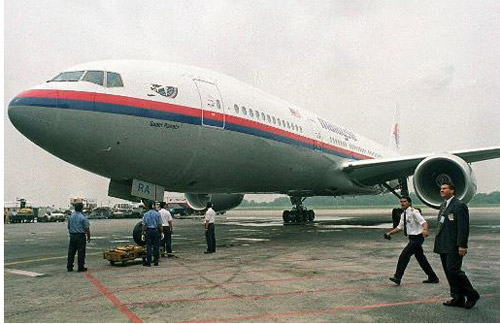 Thân nhân gào khóc chờ tin máy bay Malaysia mất tích - 12