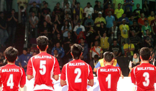 Thân nhân gào khóc chờ tin máy bay Malaysia mất tích - 14