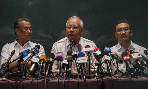 Thân nhân gào khóc chờ tin máy bay Malaysia mất tích - 2