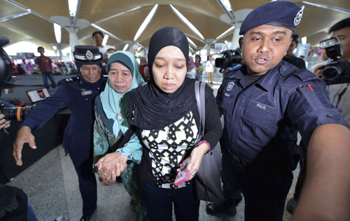 Thân nhân gào khóc chờ tin máy bay Malaysia mất tích - 3