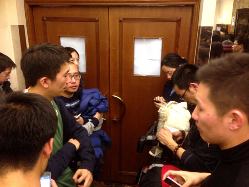 Thân nhân gào khóc chờ tin máy bay Malaysia mất tích - 4