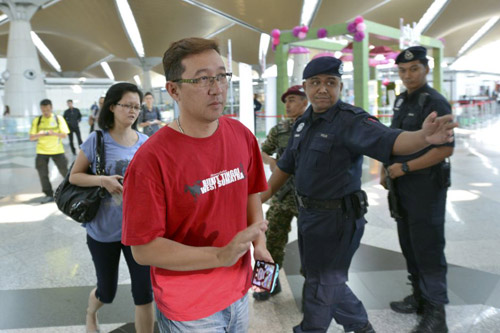 Thân nhân gào khóc chờ tin máy bay Malaysia mất tích - 5