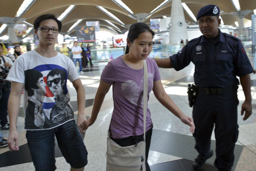 Thân nhân gào khóc chờ tin máy bay Malaysia mất tích - 6